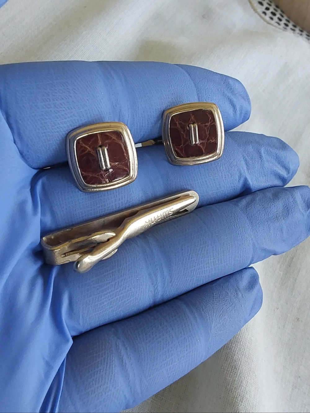 SWANK Gold Tie Bar and Oxblood Cufflinks‎ Set